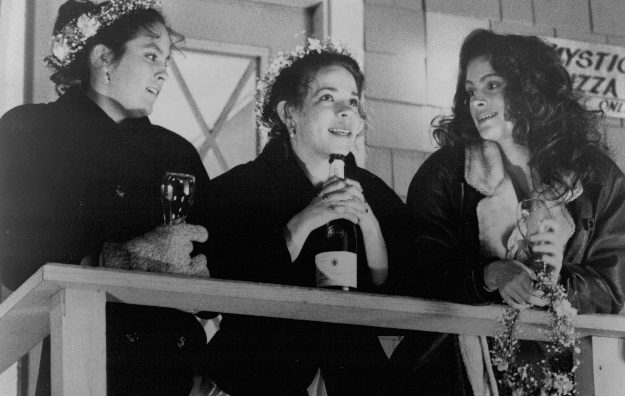 Still of Julia Roberts, Lili Taylor and Annabeth Gish in Mystic Pizza (1988)