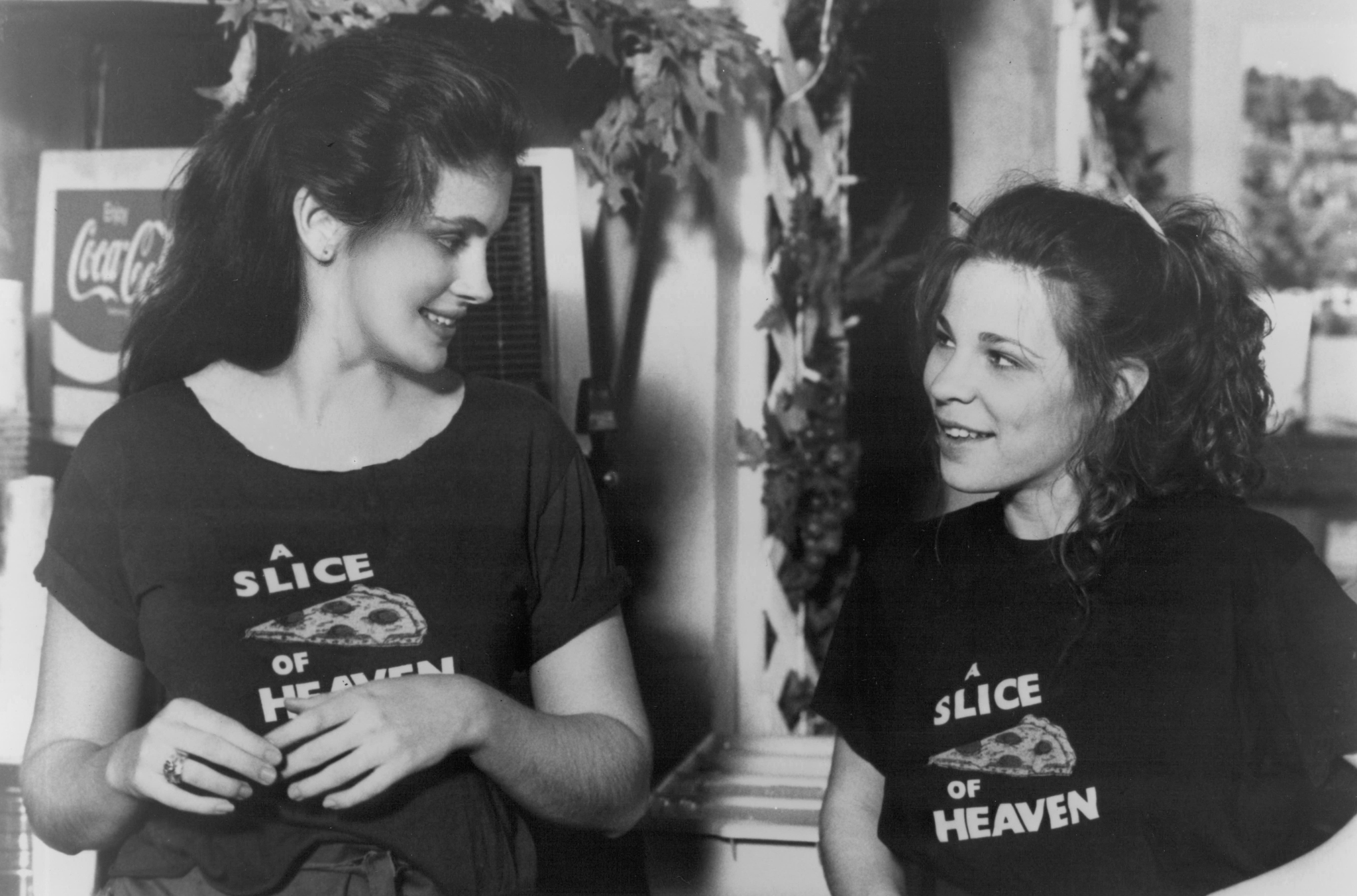 Still of Julia Roberts and Lili Taylor in Mystic Pizza (1988)