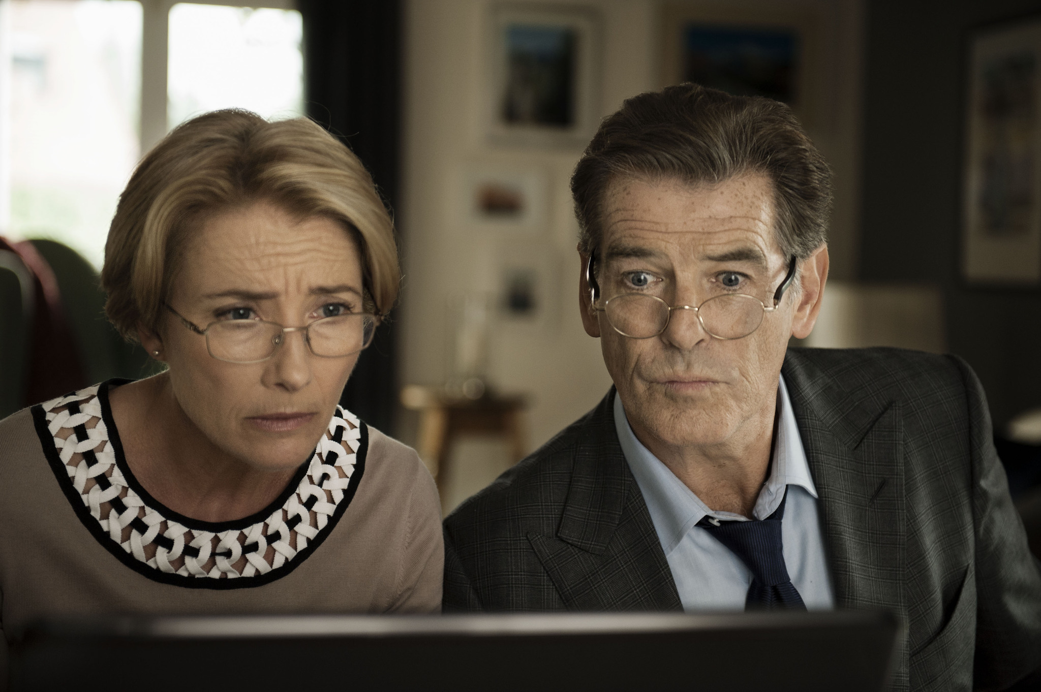 Still of Pierce Brosnan and Emma Thompson in Meiles punsas (2013)