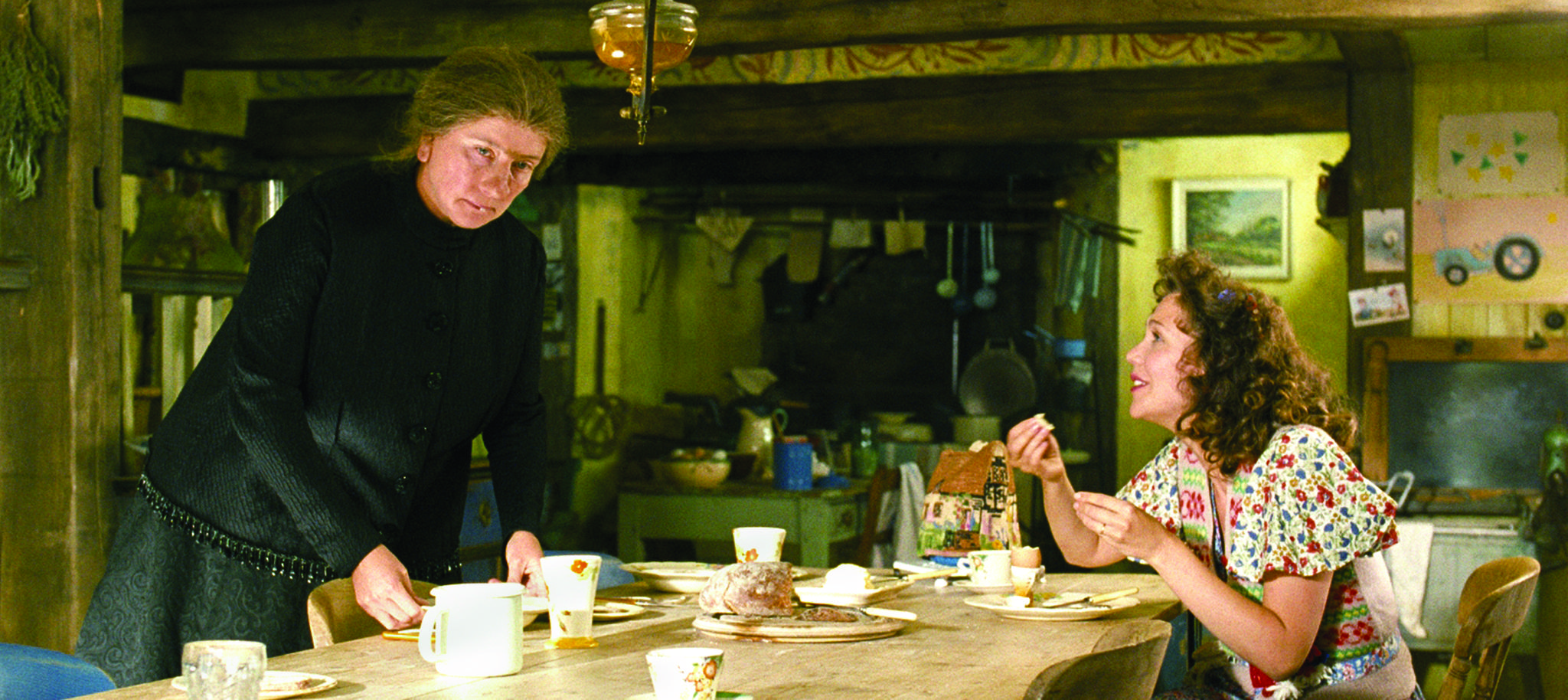 Still of Emma Thompson and Maggie Gyllenhaal in Aukle Makfi ir didysis sprogimas (2010)
