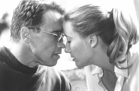 Still of Arnold Schwarzenegger and Emma Thompson in Junior (1994)