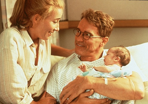 Still of Arnold Schwarzenegger and Emma Thompson in Junior (1994)