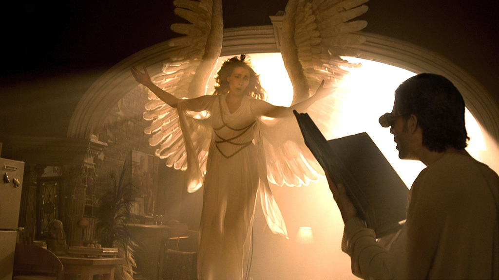 Still of Emma Thompson and Justin Kirk in Angels in America (2003)
