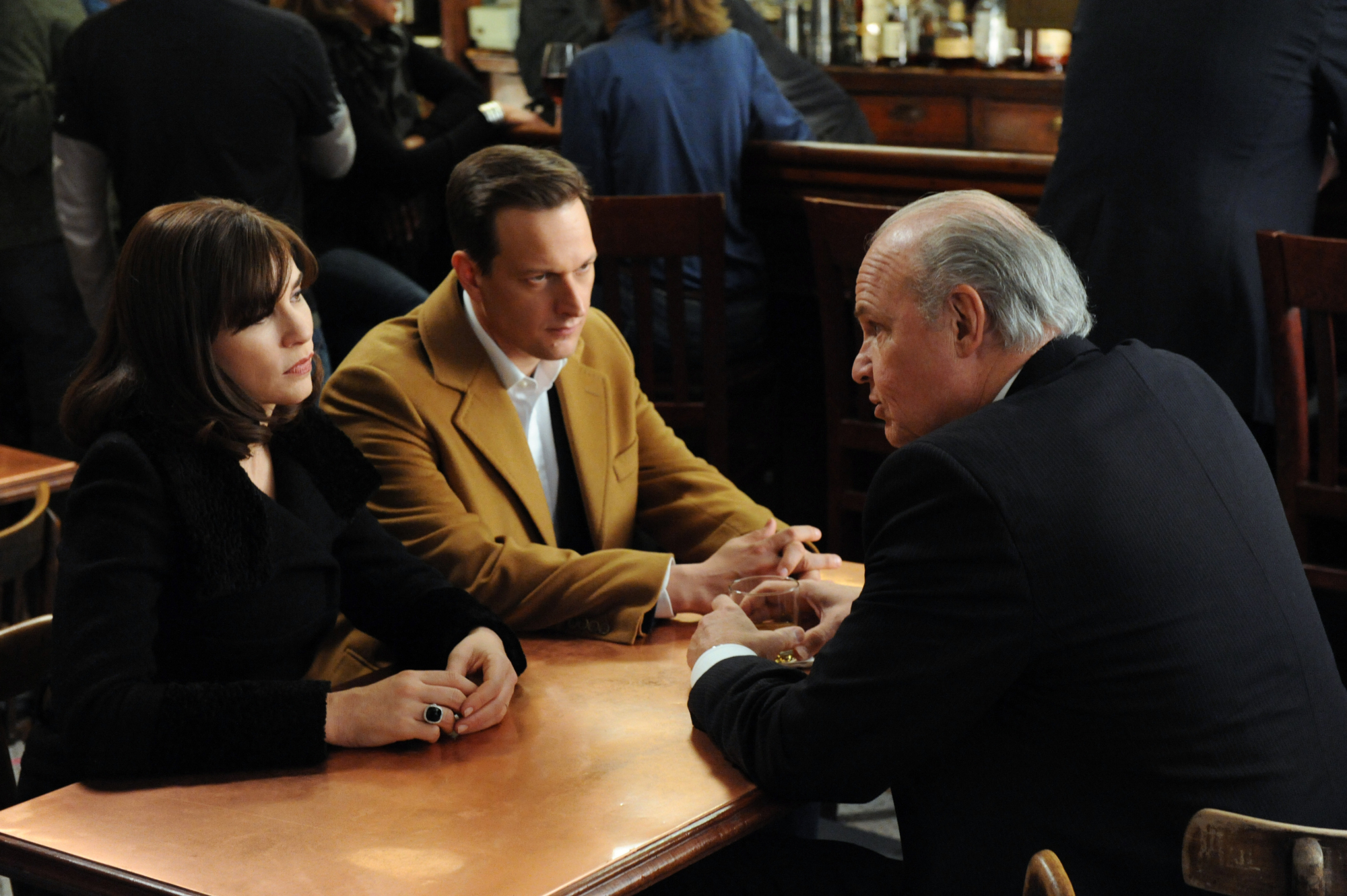 Still of Julianna Margulies, Fred Dalton Thompson and Josh Charles in The Good Wife (2009)