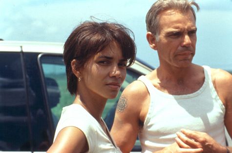 Still of Billy Bob Thornton and Halle Berry in Monstru puota (2001)