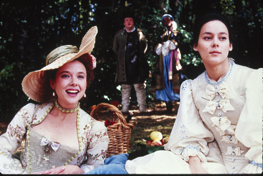 Still of Meg Tilly and Annette Bening in Valmont (1989)