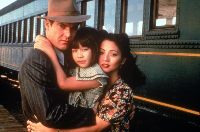 Still of Dennis Quaid and Tamlyn Tomita in Come See the Paradise (1990)