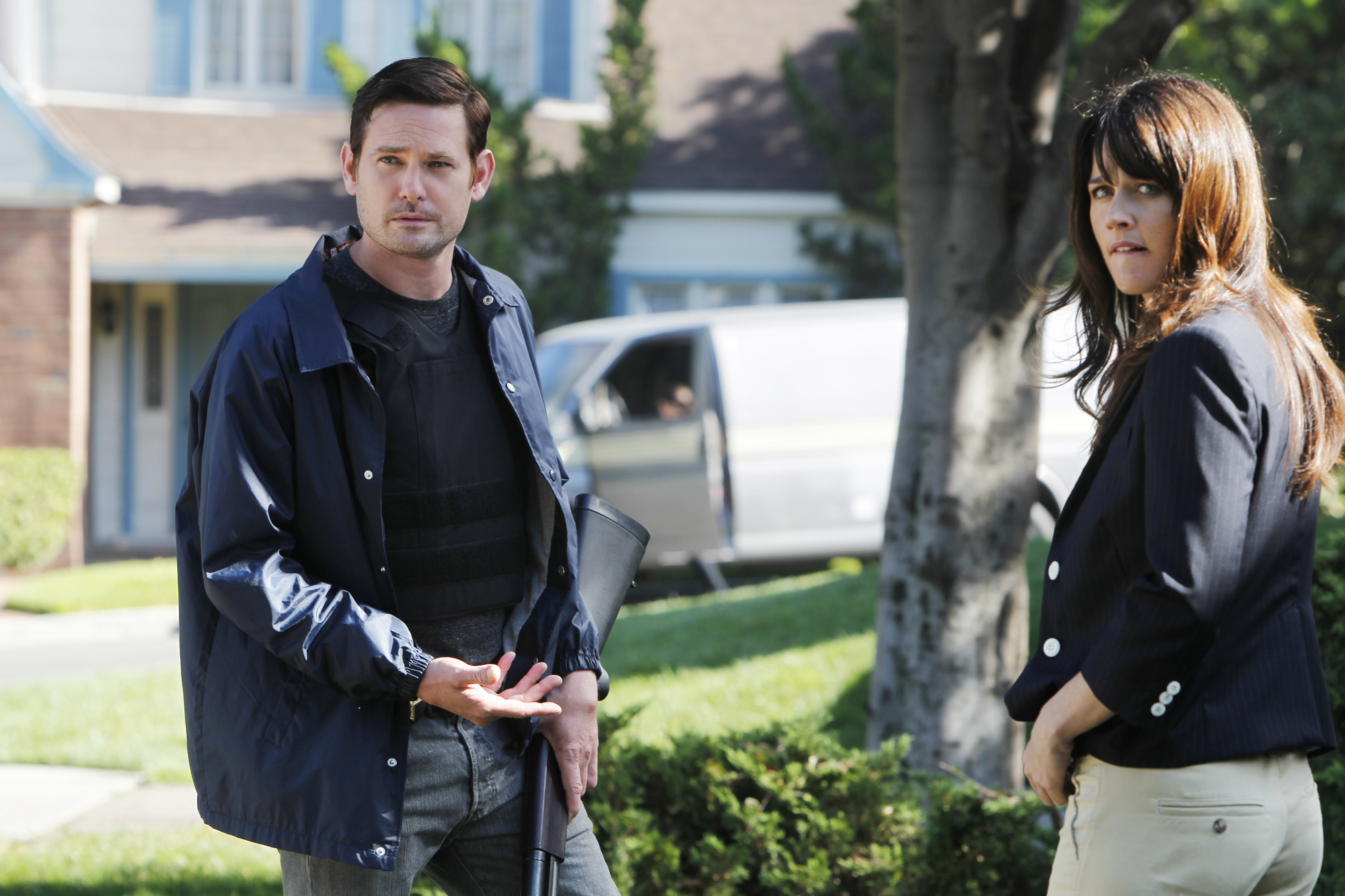 Still of Robin Tunney and Henry Thomas in Mentalistas (2008)