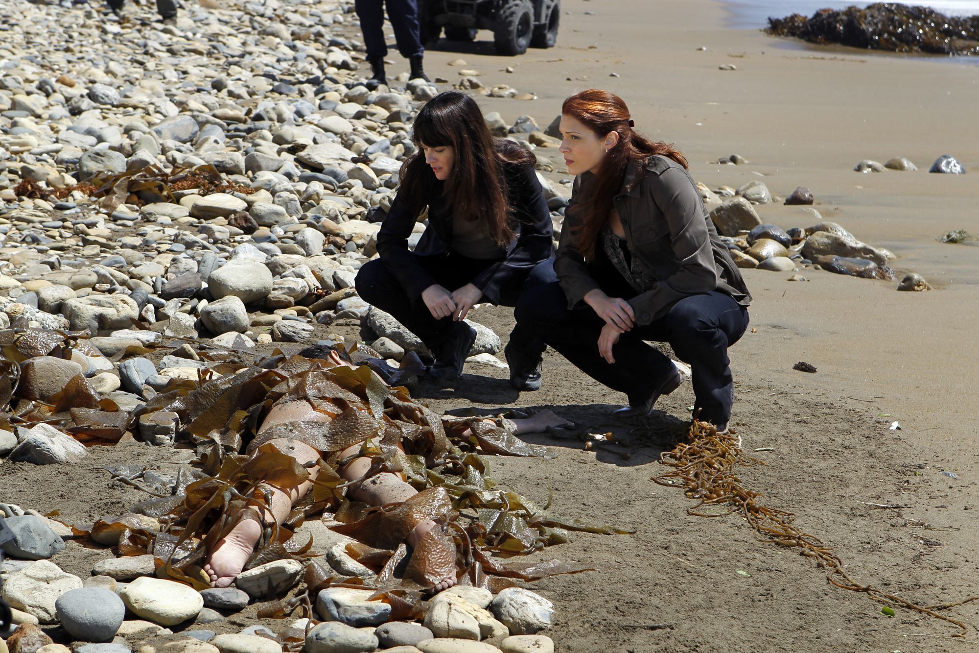 Still of Robin Tunney and Amanda Righetti in Mentalistas (2008)