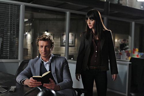 Still of Robin Tunney and Simon Baker in Mentalistas (2008)