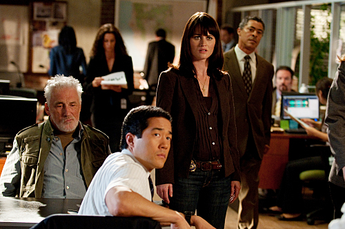 Still of Robin Tunney and Tim Kang in Mentalistas (2008)