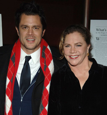 Kathleen Turner and Johnny Knoxville at event of The Ringer (2005)