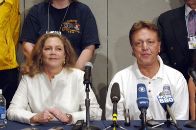 Kathleen Turner and Lou Angeli at event of Answering the Call: Ground Zero's Volunteers (2005)