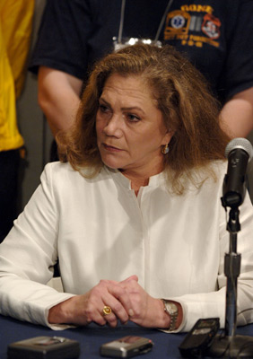 Kathleen Turner at event of Answering the Call: Ground Zero's Volunteers (2005)