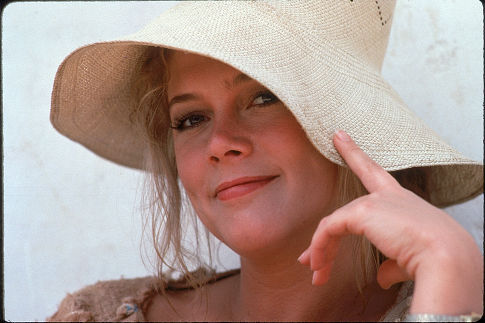 Still of Kathleen Turner in Romancing the Stone (1984)