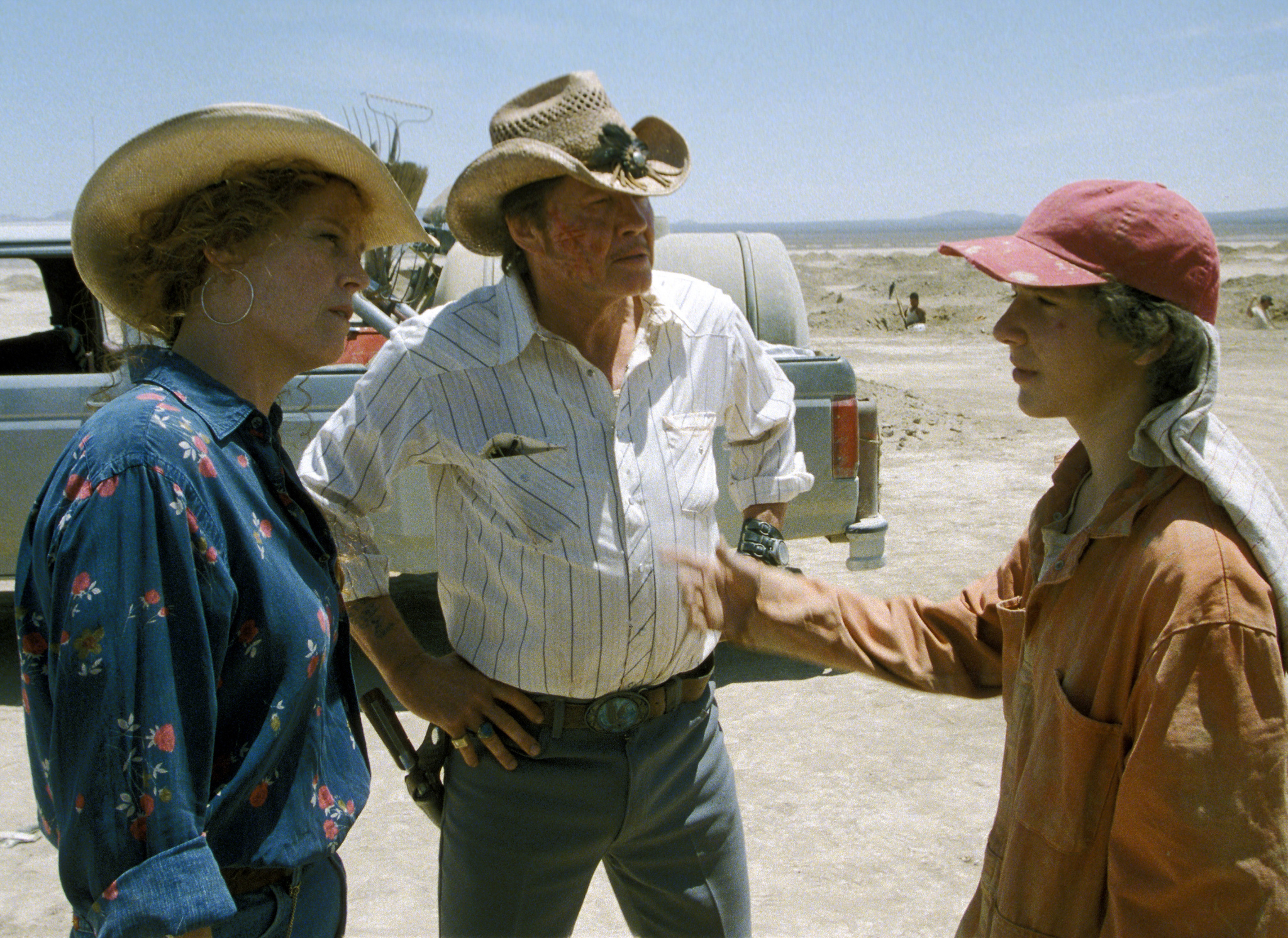 Still of Sigourney Weaver, Jon Voight and Shia LaBeouf in Holes (2003)
