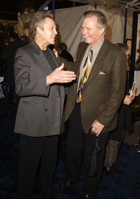 Jon Voight and Christopher Walken at event of Pagauk, jei gali (2002)