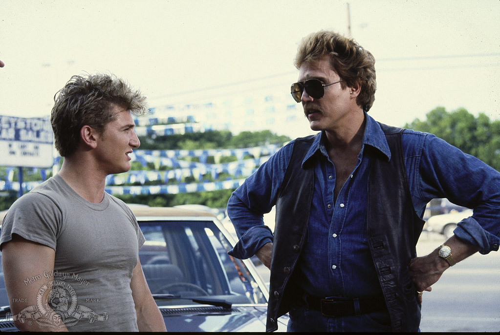 Still of Sean Penn and Christopher Walken in At Close Range (1986)