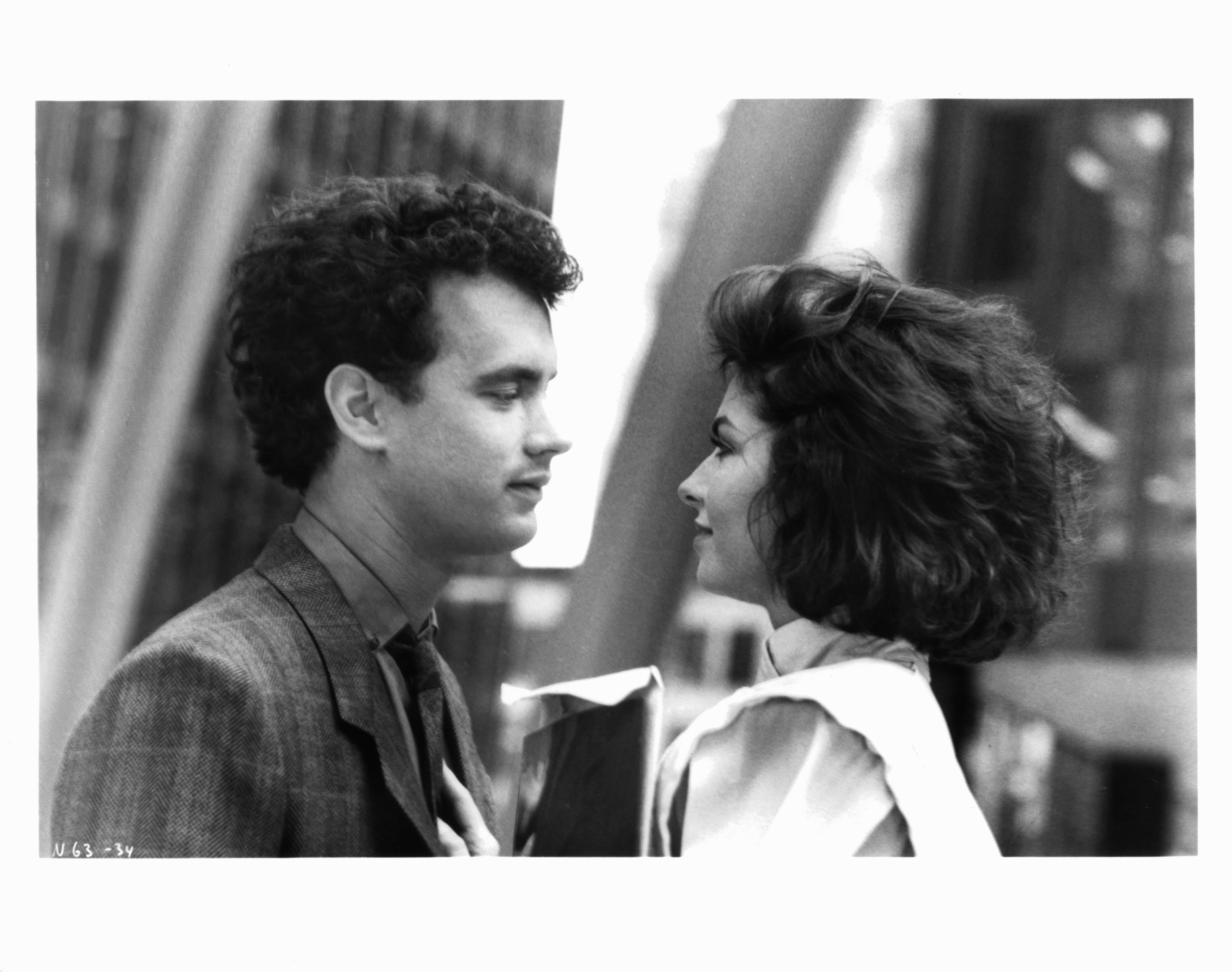 Still of Tom Hanks and Sela Ward in Nothing in Common (1986)