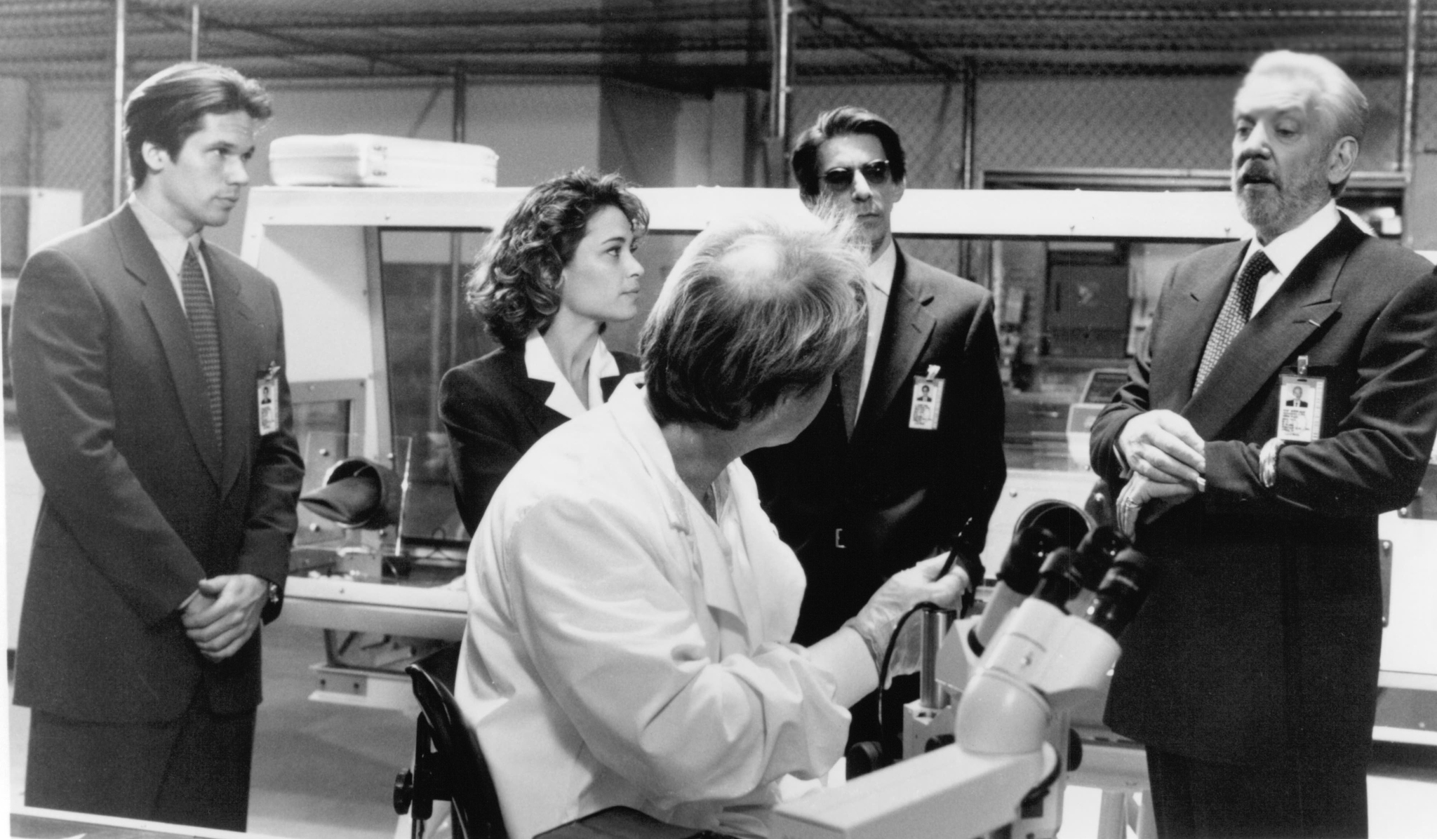 Still of Donald Sutherland, Julie Warner, Richard Belzer and Eric Thal in The Puppet Masters (1994)