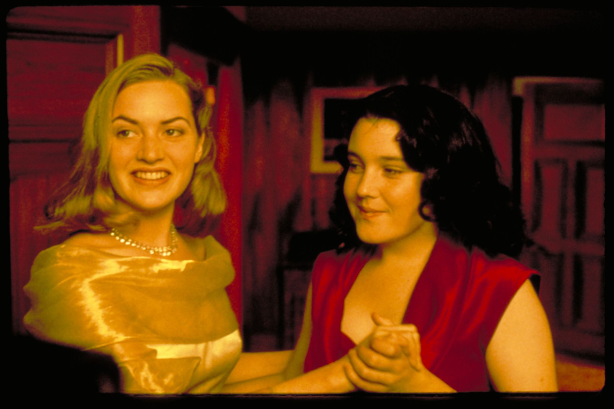 Still of Kate Winslet and Melanie Lynskey in Heavenly Creatures (1994)