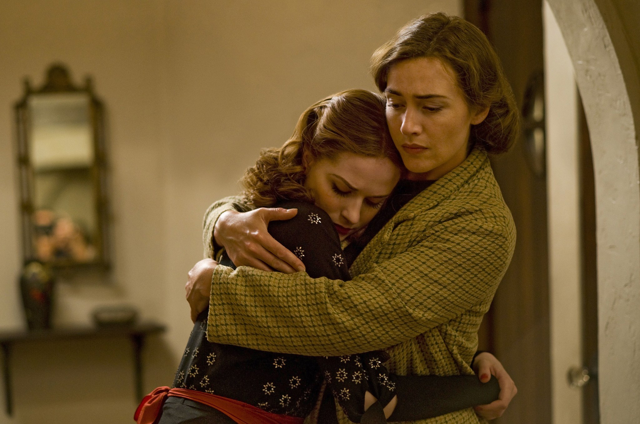 Still of Kate Winslet and Evan Rachel Wood in Mildred Pierce (2011)