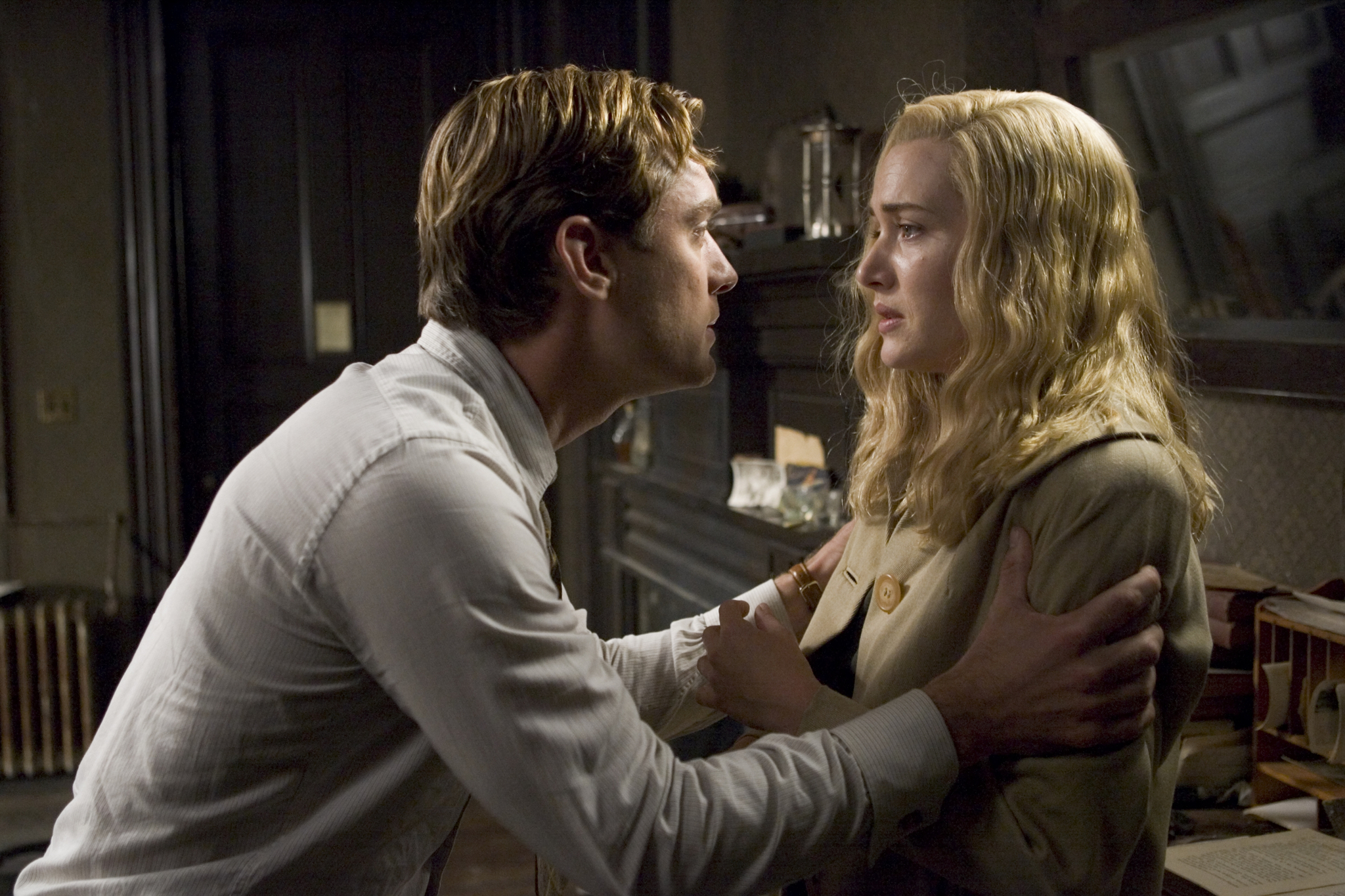 Still of Jude Law and Kate Winslet in All the King's Men (2006)