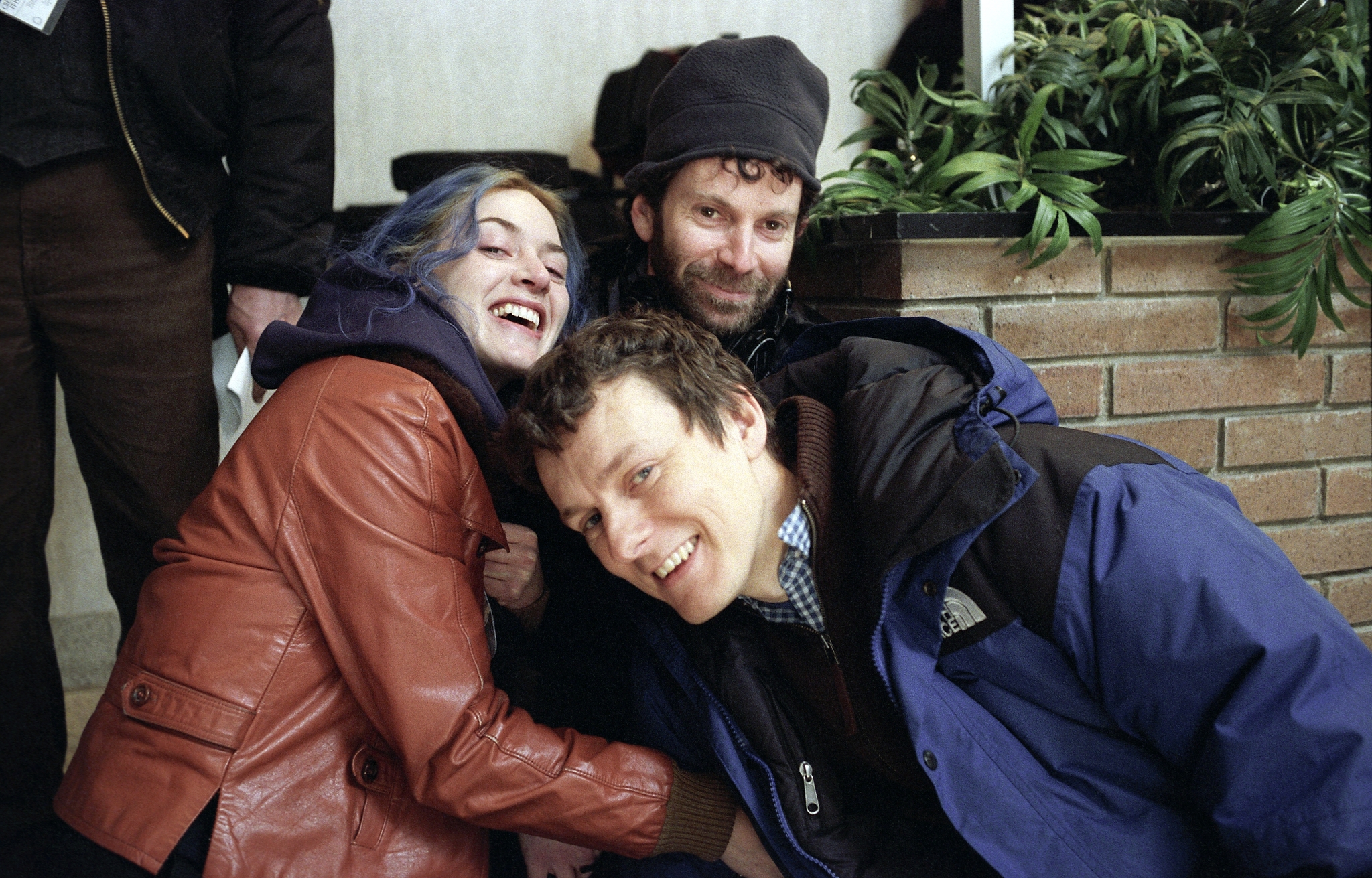 Still of Kate Winslet, Michel Gondry and Charlie Kaufman in Jausmu galia (2004)