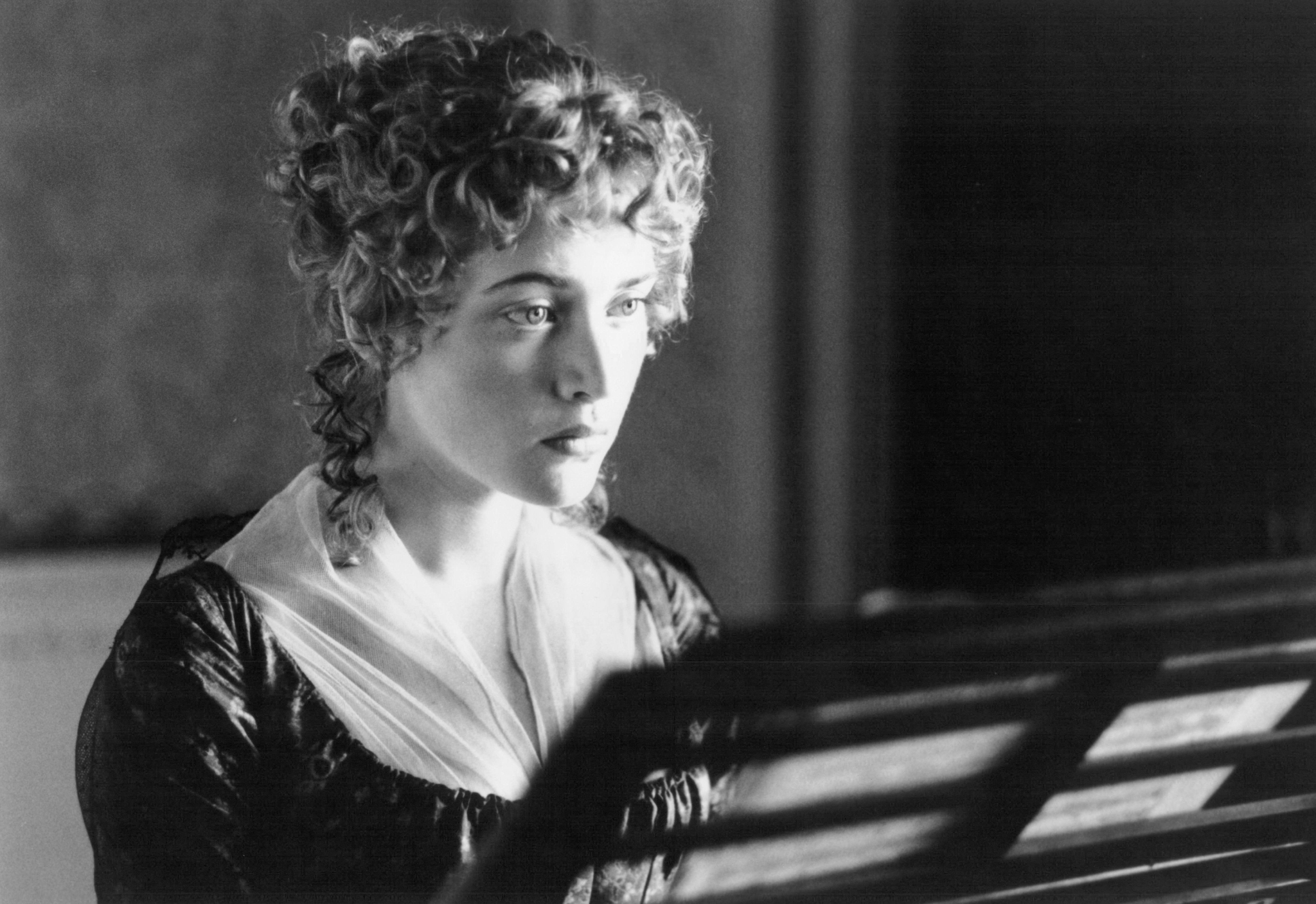 Still of Kate Winslet in Sense and Sensibility (1995)