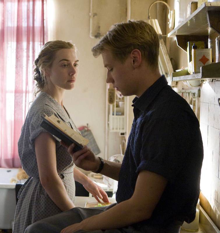 Still of Kate Winslet and David Kross in Skaitovas (2008)