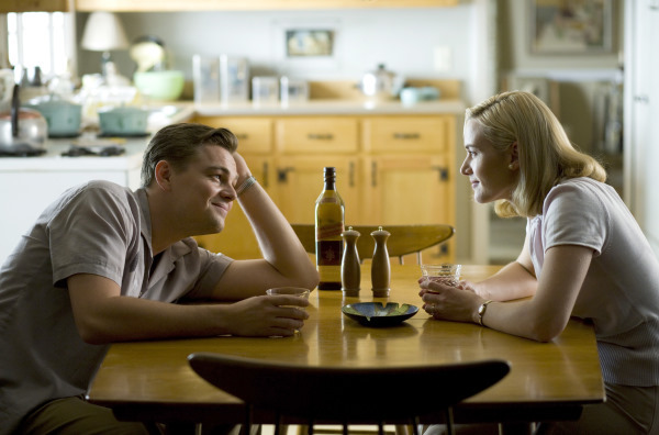 Still of Leonardo DiCaprio and Kate Winslet in Nerimo dienos (2008)