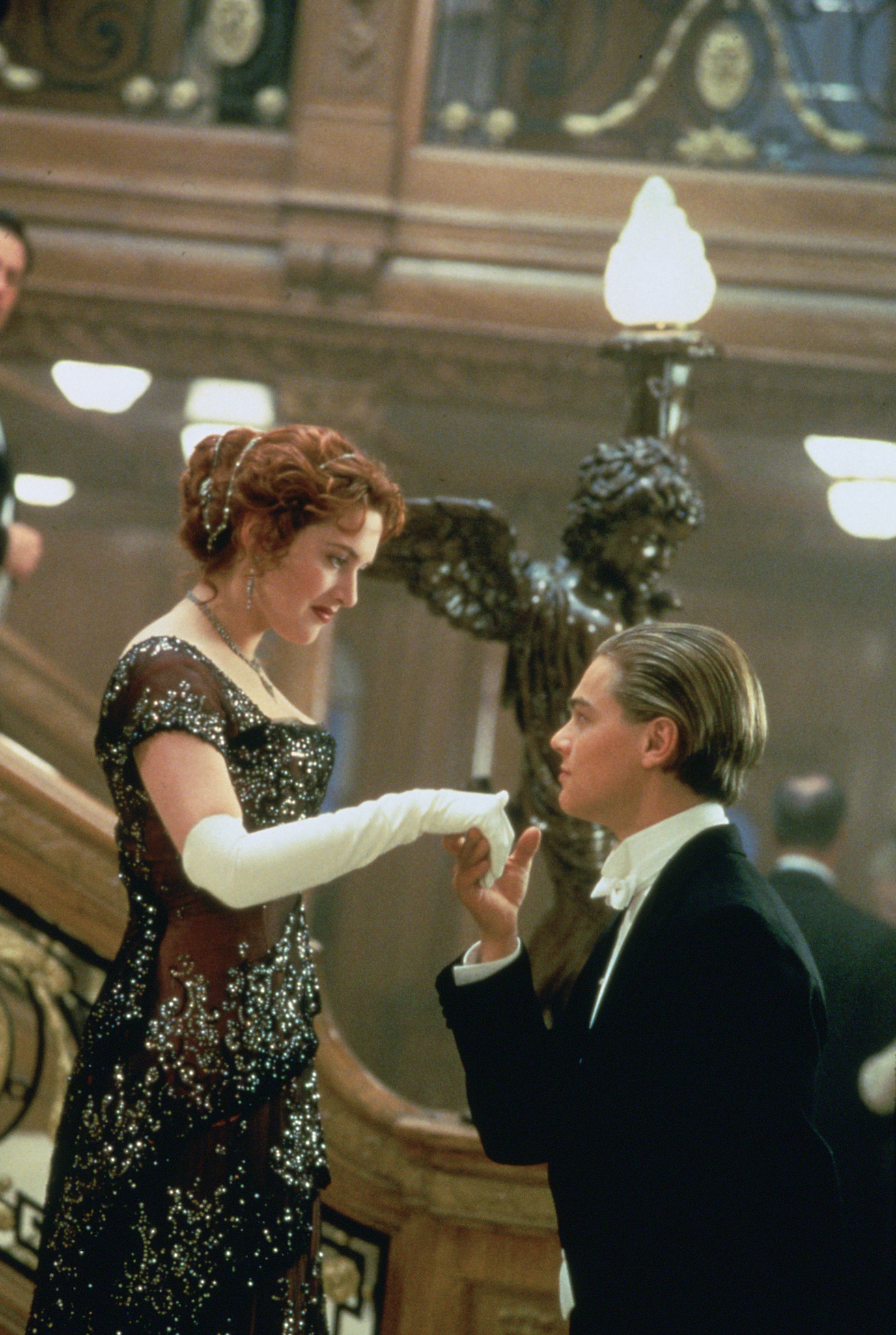 Still of Leonardo DiCaprio and Kate Winslet in Titanikas (1997)