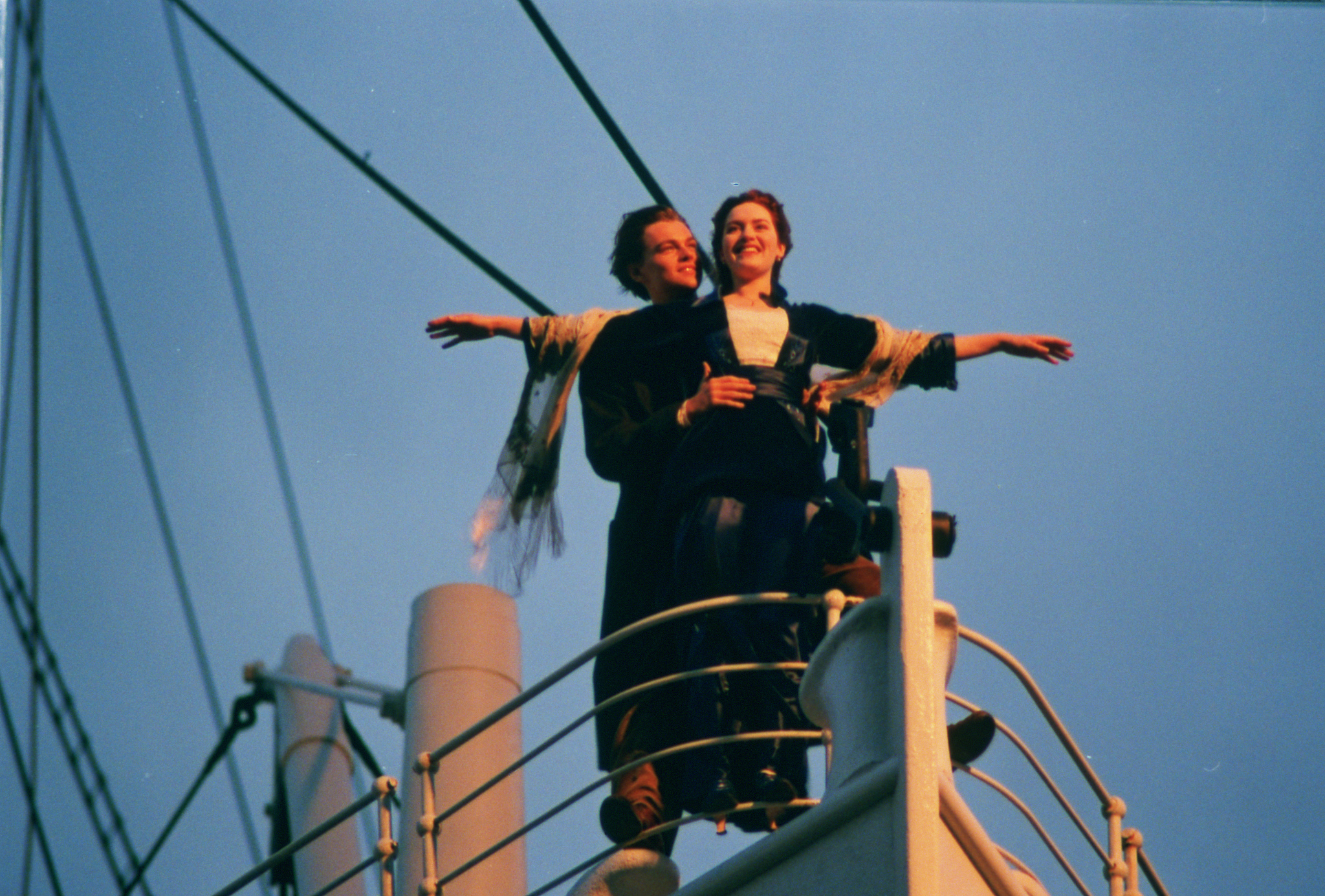 Still of Leonardo DiCaprio and Kate Winslet in Titanikas (1997)