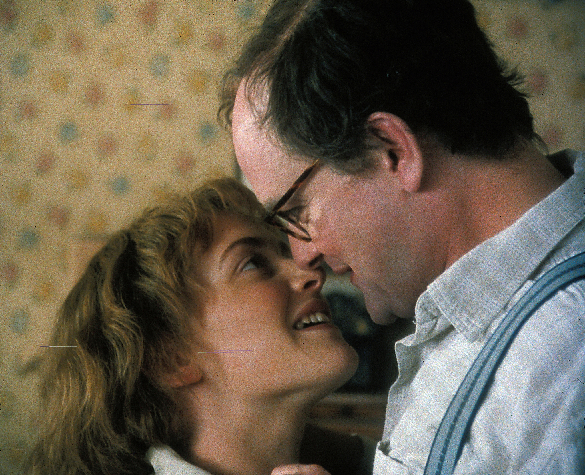 Still of Kate Winslet and Hugh Bonneville in Iris (2001)