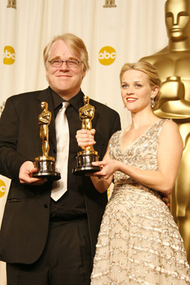 Philip Seymour Hoffman and Reese Witherspoon at event of The 78th Annual Academy Awards (2006)