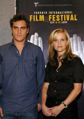 Reese Witherspoon and Joaquin Phoenix at event of Ties jausmu riba (2005)