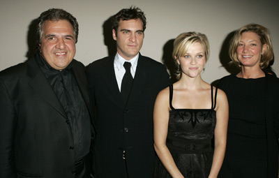 Reese Witherspoon, Joaquin Phoenix, James Gianopulos and Elizabeth Gabler at event of Ties jausmu riba (2005)