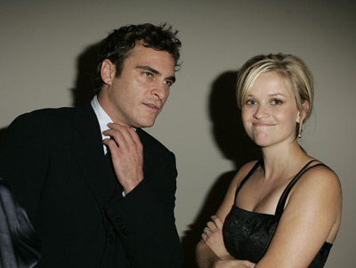 Reese Witherspoon and Joaquin Phoenix at event of Ties jausmu riba (2005)