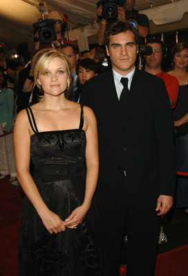 Reese Witherspoon and Joaquin Phoenix at event of Ties jausmu riba (2005)