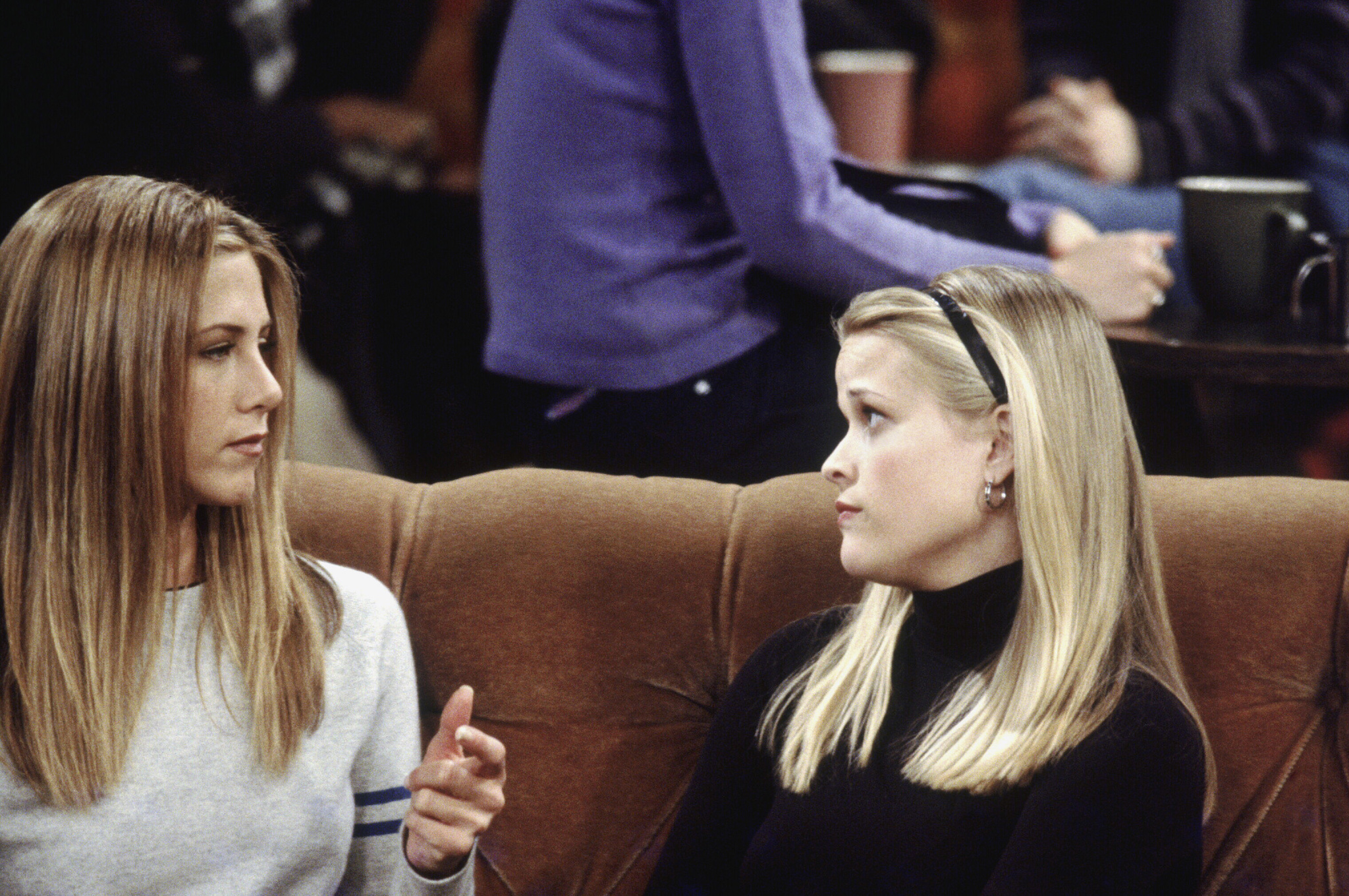 Still of Jennifer Aniston and Reese Witherspoon in Draugai (1994)