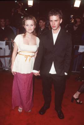 Ryan Phillippe and Reese Witherspoon at event of Lok, stok arba sauk (1998)