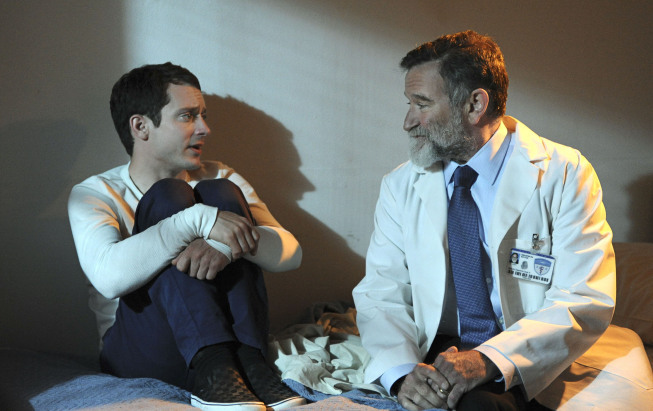 Still of Robin Williams and Elijah Wood in Wilfred (2011)