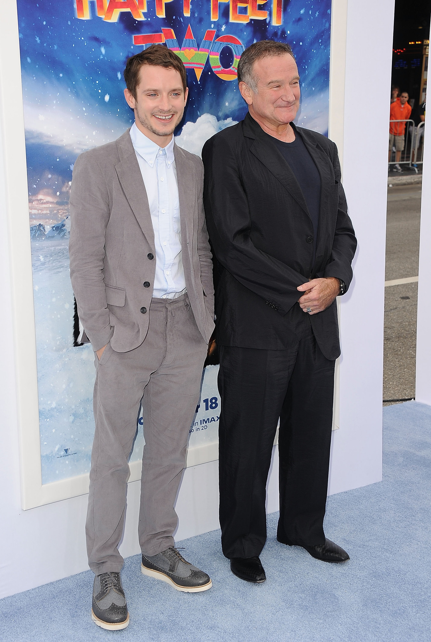 Robin Williams and Elijah Wood at event of Linksmosios pedutes 2 (2011)