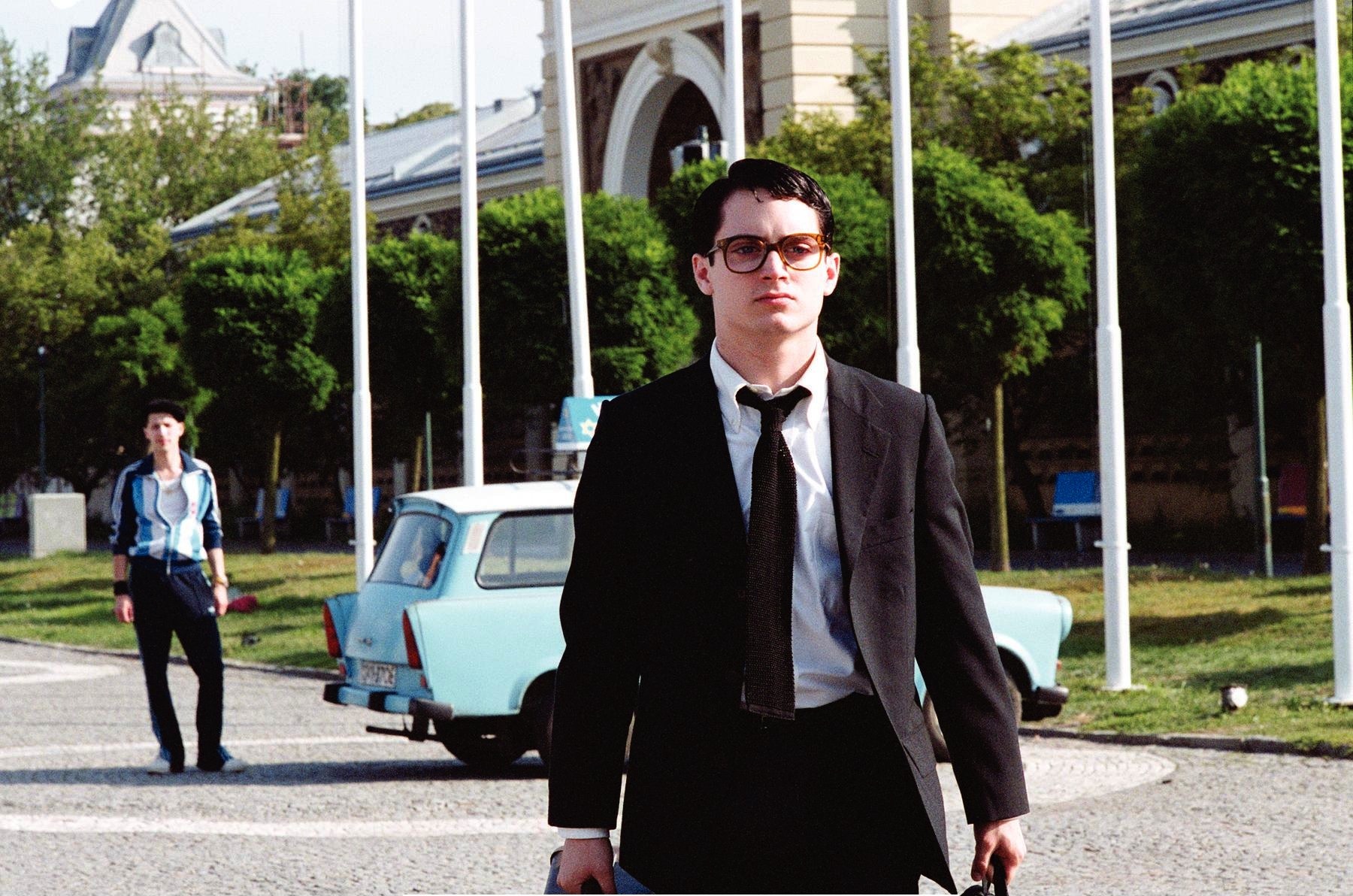 Still of Elijah Wood and Eugene Hutz in Everything Is Illuminated (2005)