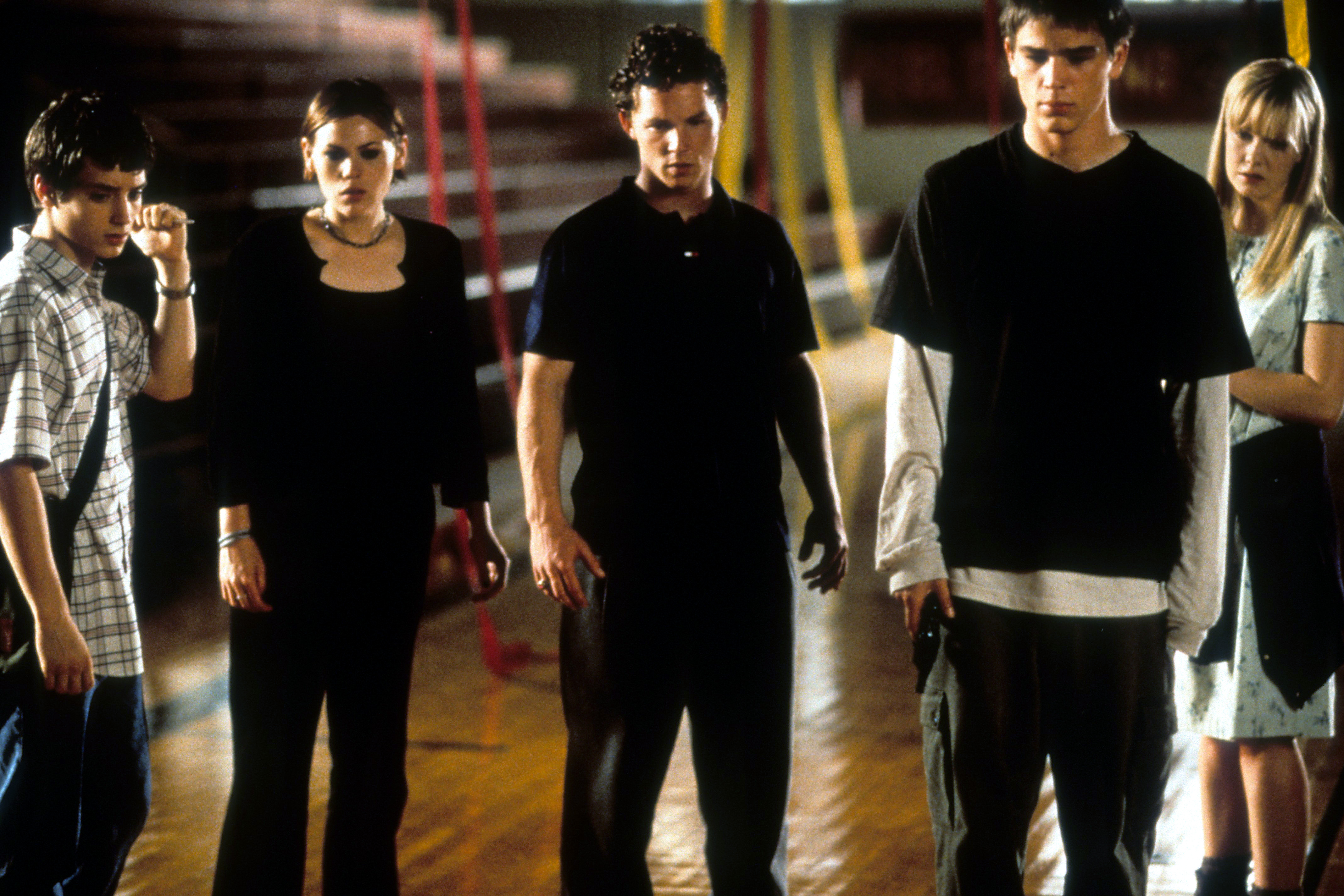 Still of Elijah Wood, Josh Hartnett, Shawn Hatosy, Clea DuVall and Laura Harris in The Faculty (1998)