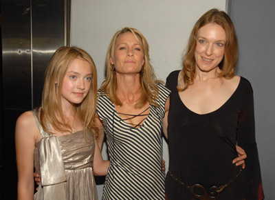Robin Wright, Dakota Fanning and Deborah Kampmeier at event of Hounddog (2007)