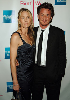 Sean Penn and Robin Wright at event of The Interpreter (2005)