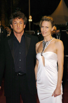 Sean Penn and Robin Wright at event of The Assassination of Richard Nixon (2004)