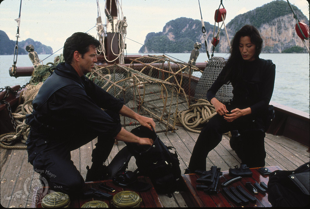 Still of Pierce Brosnan and Michelle Yeoh in Rytojus niekada nemirsta (1997)