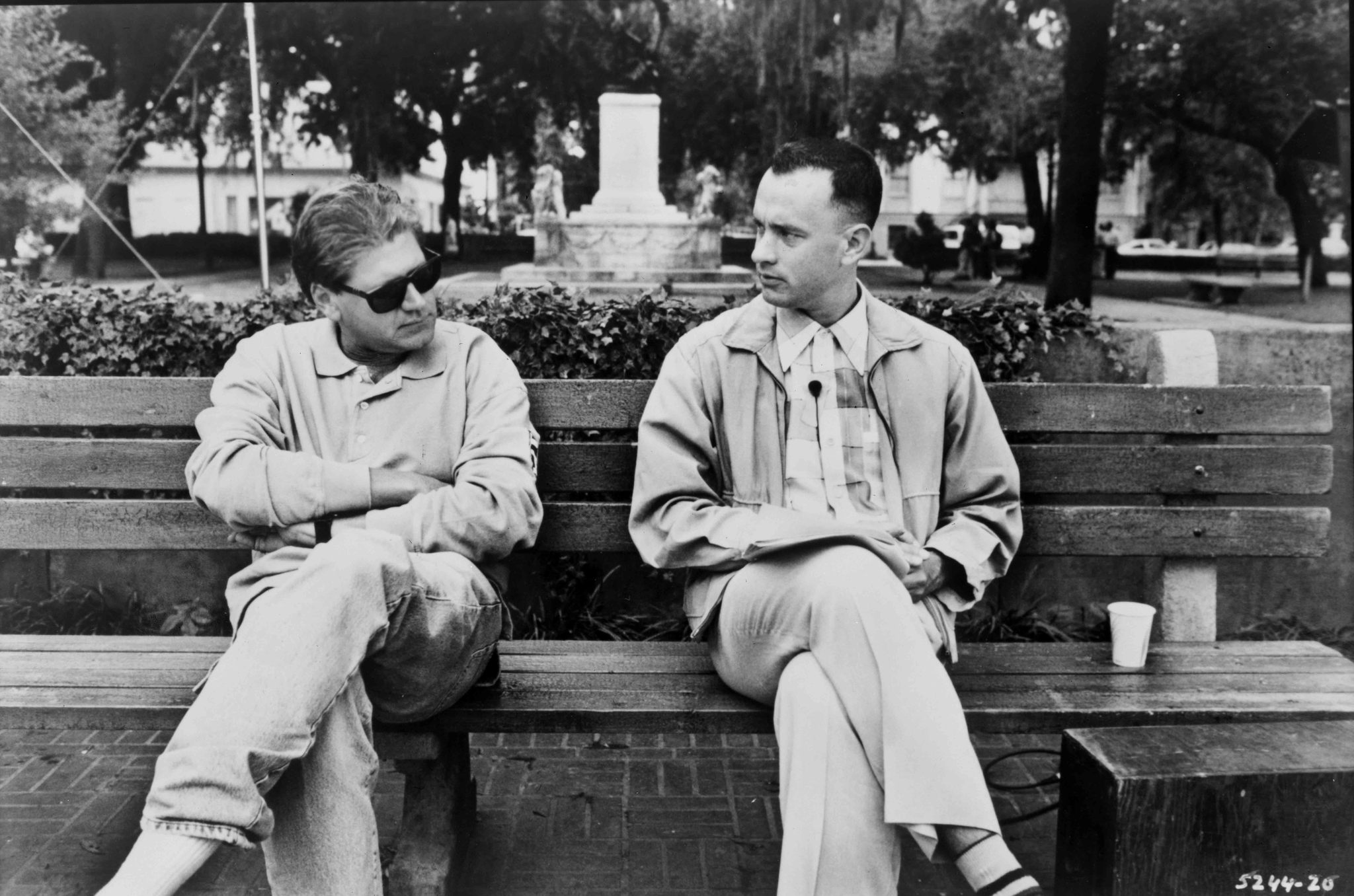Still of Tom Hanks and Robert Zemeckis in Forestas Gampas (1994)